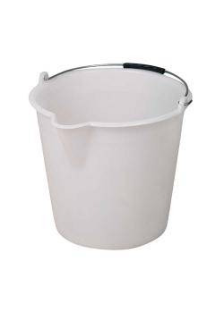 Ein einfacher weißer Kunststoffeimer mit Metallgriff und kleiner Tülle, der zum Tragen von Wasser oder anderen Flüssigkeiten verwendet wird.
