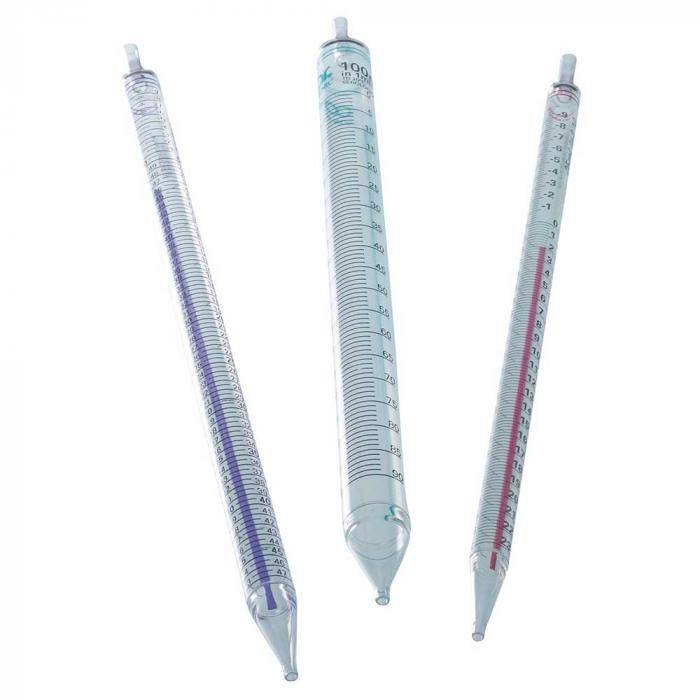 Drei Glasklimatest-Thermometer mit farbigen Flüssigkeitssäulen auf weißem Hintergrund.