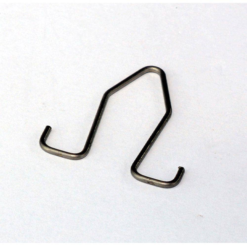 Ein kleiner Metallhaken, U-förmig mit gekrümmten Enden, auf einem einfachen Hintergrund.