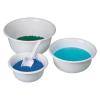 Drei weiße Kunststoffschüsseln enthalten blaue und grüne Lebensmittelfarblösungen. Ein Kunststofflöffel ruht in der kleinsten Schüssel.