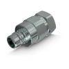 Ein metallischer sechskantiger Adapter mit Gewinde, der zum Verbinden von Fluid- oder Gassystemen verwendet wird, vor einem weißen Hintergrund angebracht.