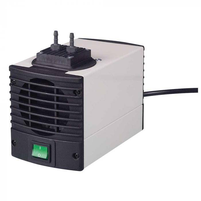 Kompakte elektrische Luftpumpe mit einem vorderen Lüftergitter, zwei Schlauchverschraubungen oben und einem grünen Schalter, dargestellt auf weißem Hintergrund.