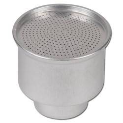 Ein silberner Metallfilterkorb mit gelochter Oberfläche, der als Kaffeefilter verwendet wird.