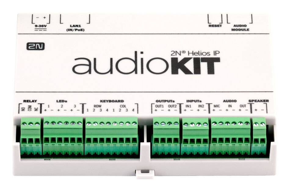 Nahaufnahme eines 2N Helios IP audioKIT Intercom-Moduls mit beschrifteten grünen Anschlussklemmen für Relais, LEDs, Tastatur, Ausgänge, Eingänge, Audio- und Lautsprecherverbindungen.