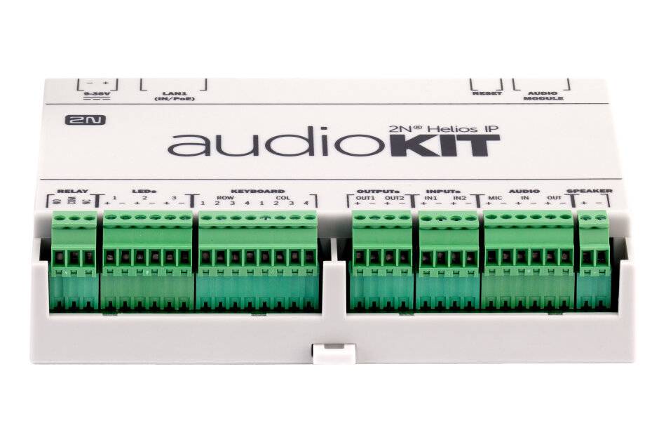 Vorderansicht einer EN AudioKit 2N Helios IP Audio-Schnittstelle mit mehreren grünen Anschlussklemmen und beschrifteten Ein- und Ausgängen auf einem weißen Gehäuse.