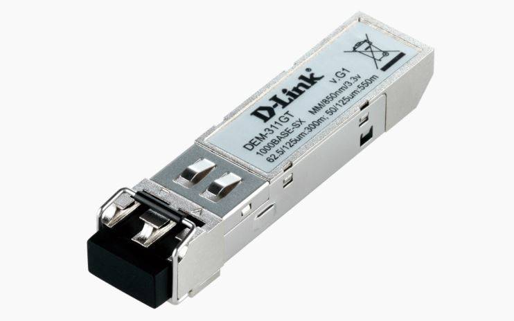 D-Link Gigabit SFP-Transceiver-Modul mit Metallgehäuse und schwarzer Steckerkupplung, dargestellt vor weißem Hintergrund.