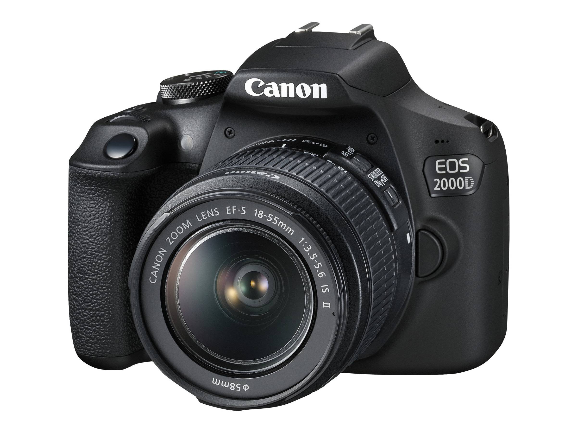 Schwarze Canon EOS 2000D DSLR-Kamera mit angebrachtem Zoomobjektiv, Vorderansicht auf weißem Hintergrund.