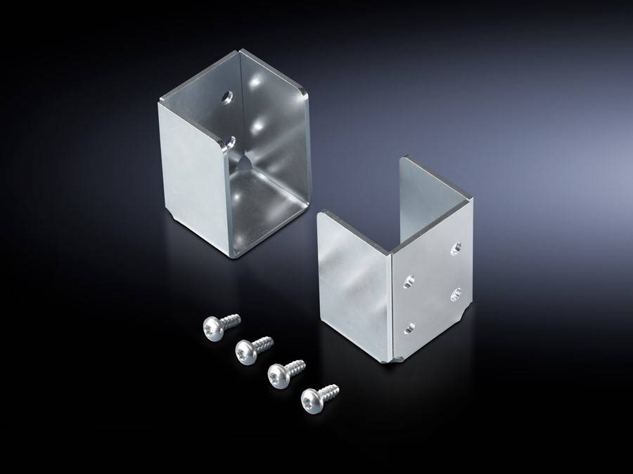 Zwei metallische L-Halterungen und vier Schrauben auf einer reflektierenden dunklen Oberfläche. Die Halterungen verfügen über Bohrlöcher zur Befestigung.