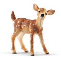 Eine kleine gefleckte Hirschkalbfigurine, die auf weißem Hintergrund steht und frontal ausgerichtet ist, während ihr Kopf leicht nach rechts gedreht ist.