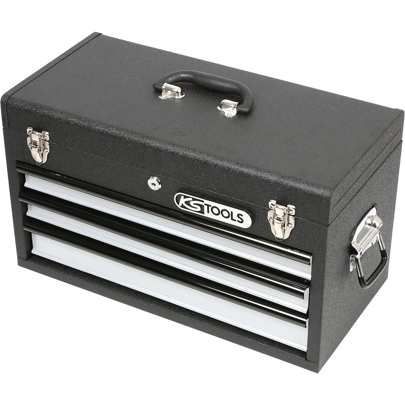 Eine schwarze Werkzeugbox mit drei Schubladen und einem Griff oben, versehen mit dem Logo von 'KS Tools'. Die Schubladen verfügen über metallische Griffe und die Box hat Metallverschlüsse.