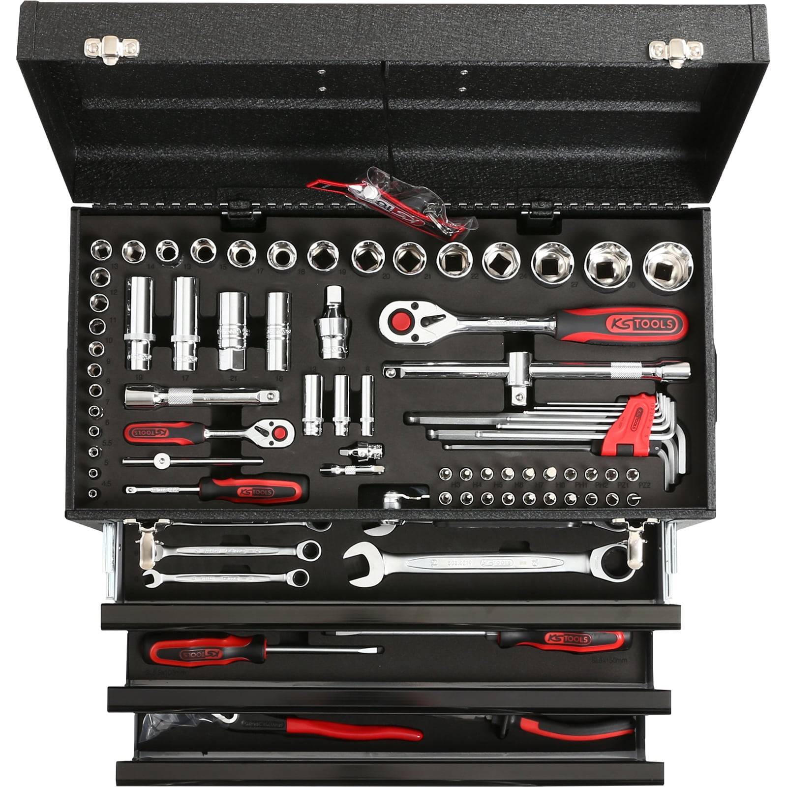 Eine schwarze Werkzeugkiste mit verschiedenen, sorgfältig sortierten Werkzeugen, darunter Schraubenschlüssel, Stecknüsse und Schraubendreher, die speziell für mechanische Reparaturen konzipiert ist.