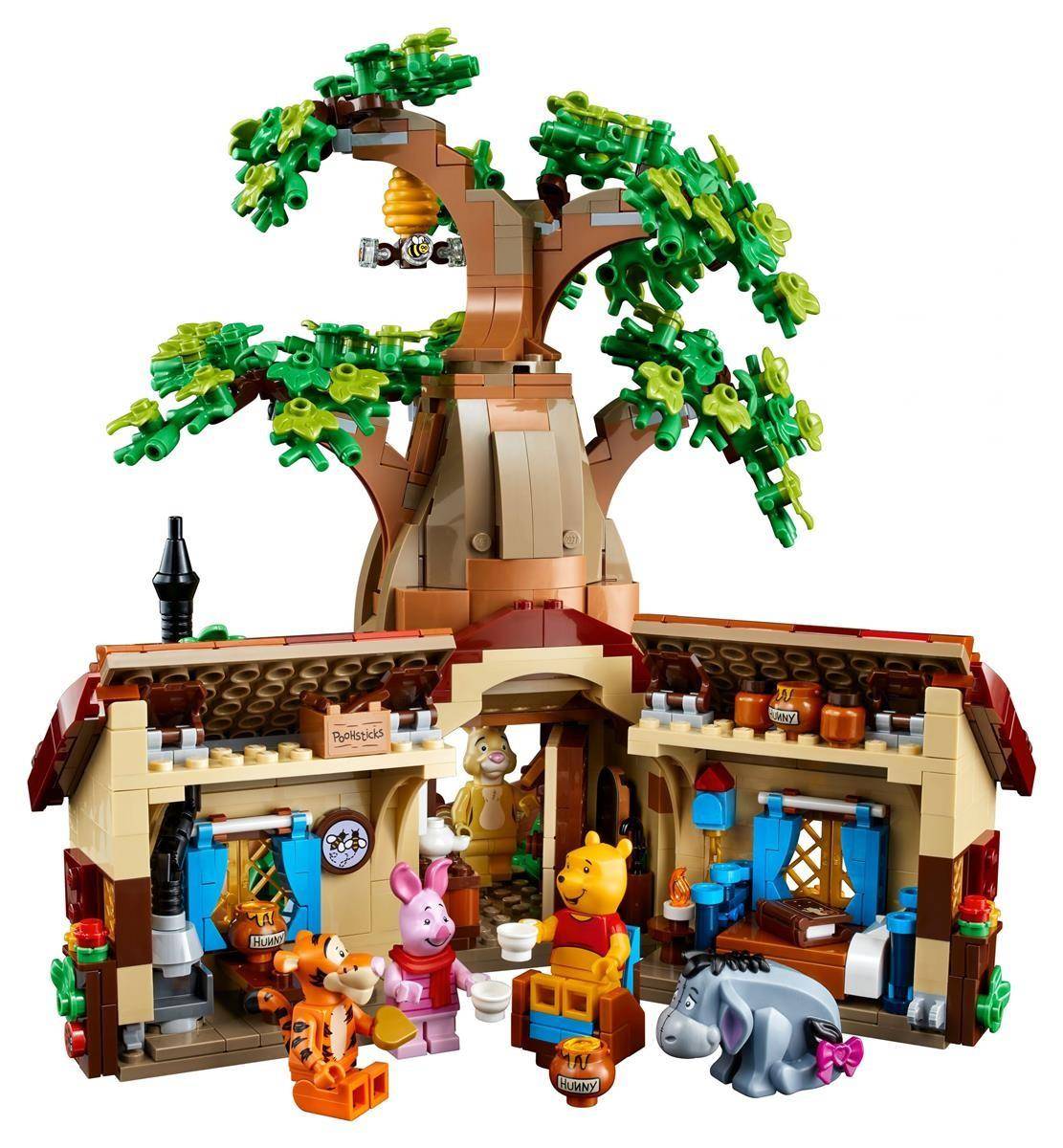 LEGO Winnie the Pooh Baumhaus-Spielset mit Puh, Ferkel, Tiger und I-Ah Figuren vor dem Haus