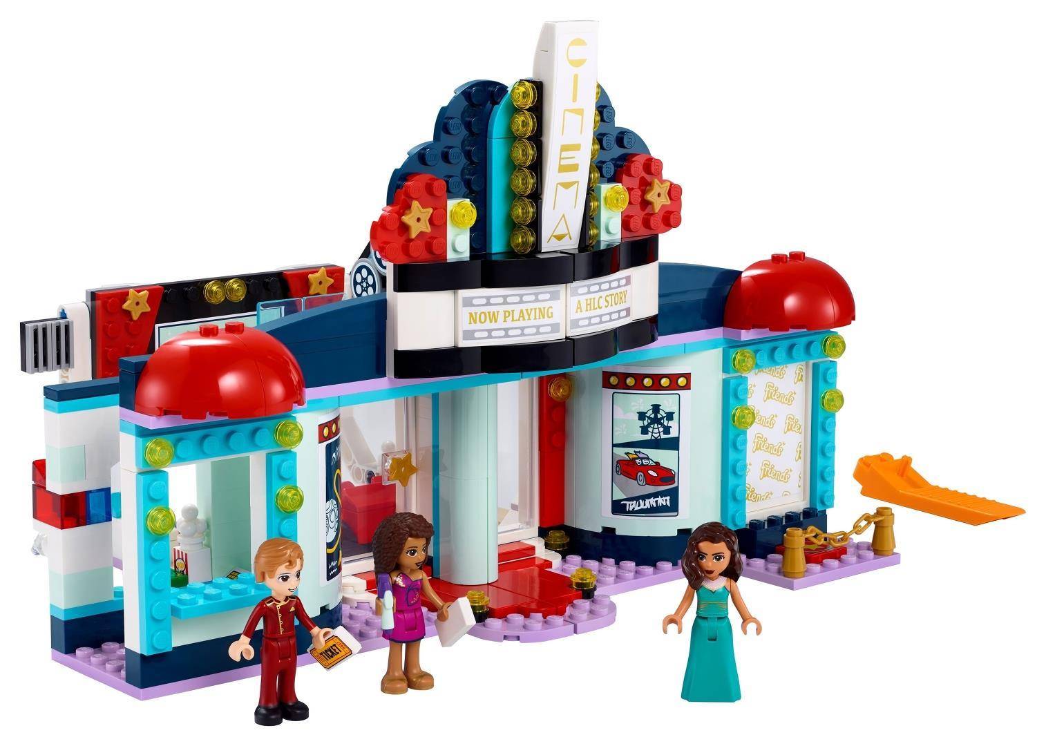 LEGO-ähnliches Kinogebäude-Set mit Laufschrift, Ticketschalter und drei Minifiguren, die draußen stehen.