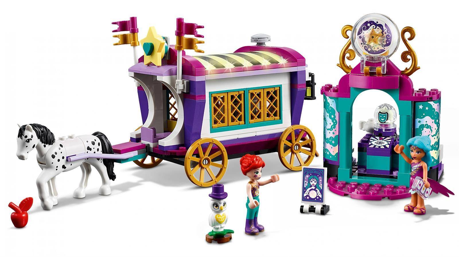LEGO-ähnliches Fantasy-Set mit einem gefleckten Pferd, das einen bunten Wagen zieht, plus einem kleinen Laden-Kiosk und zwei Minifiguren mit Zubehör.