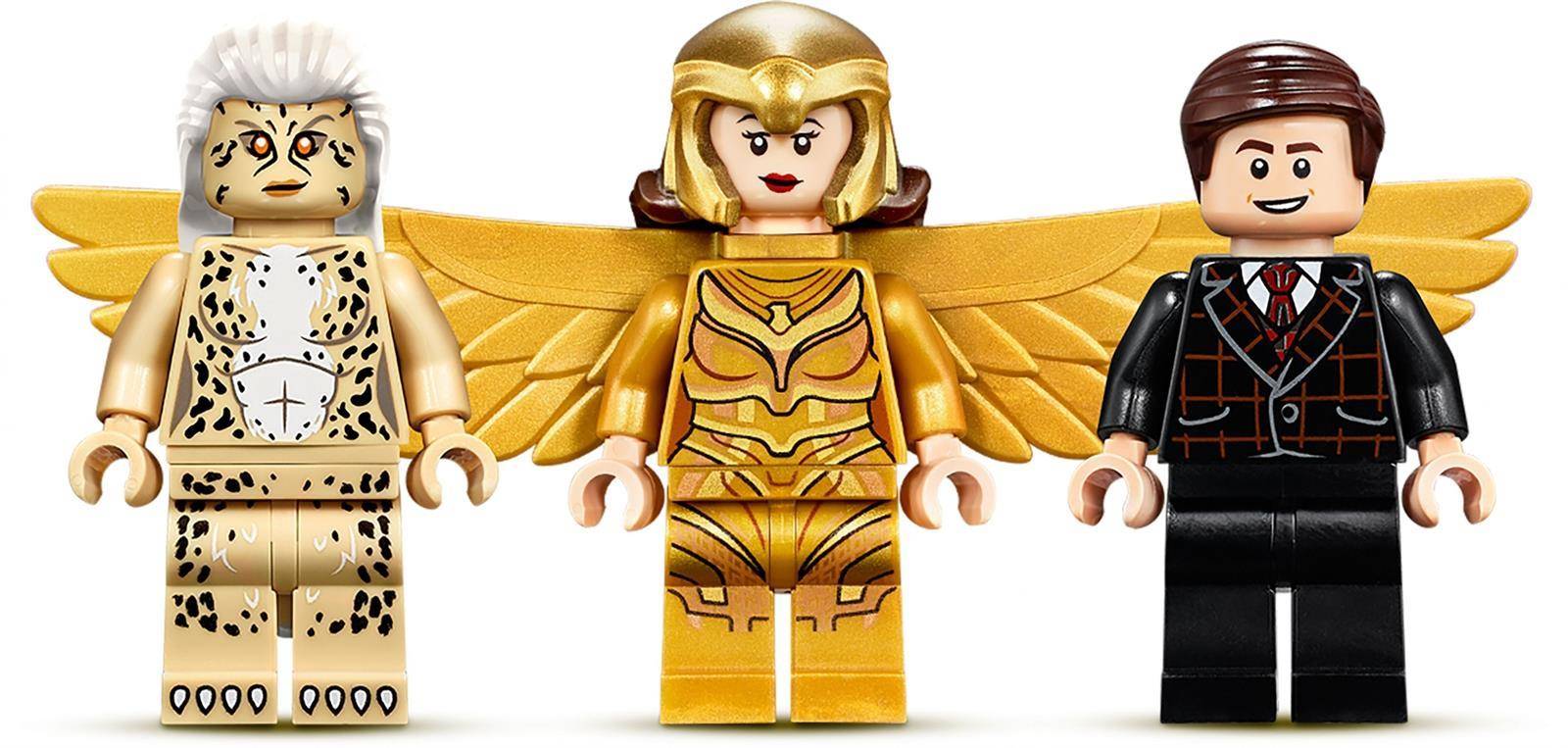 Drei LEGO-Minifiguren stehen nebeneinander: eine Figur mit Leoparden-Fleckenmuster, eine goldene weibliche Superheldin mit Flügeln und ein Mann im schwarzen Anzug.