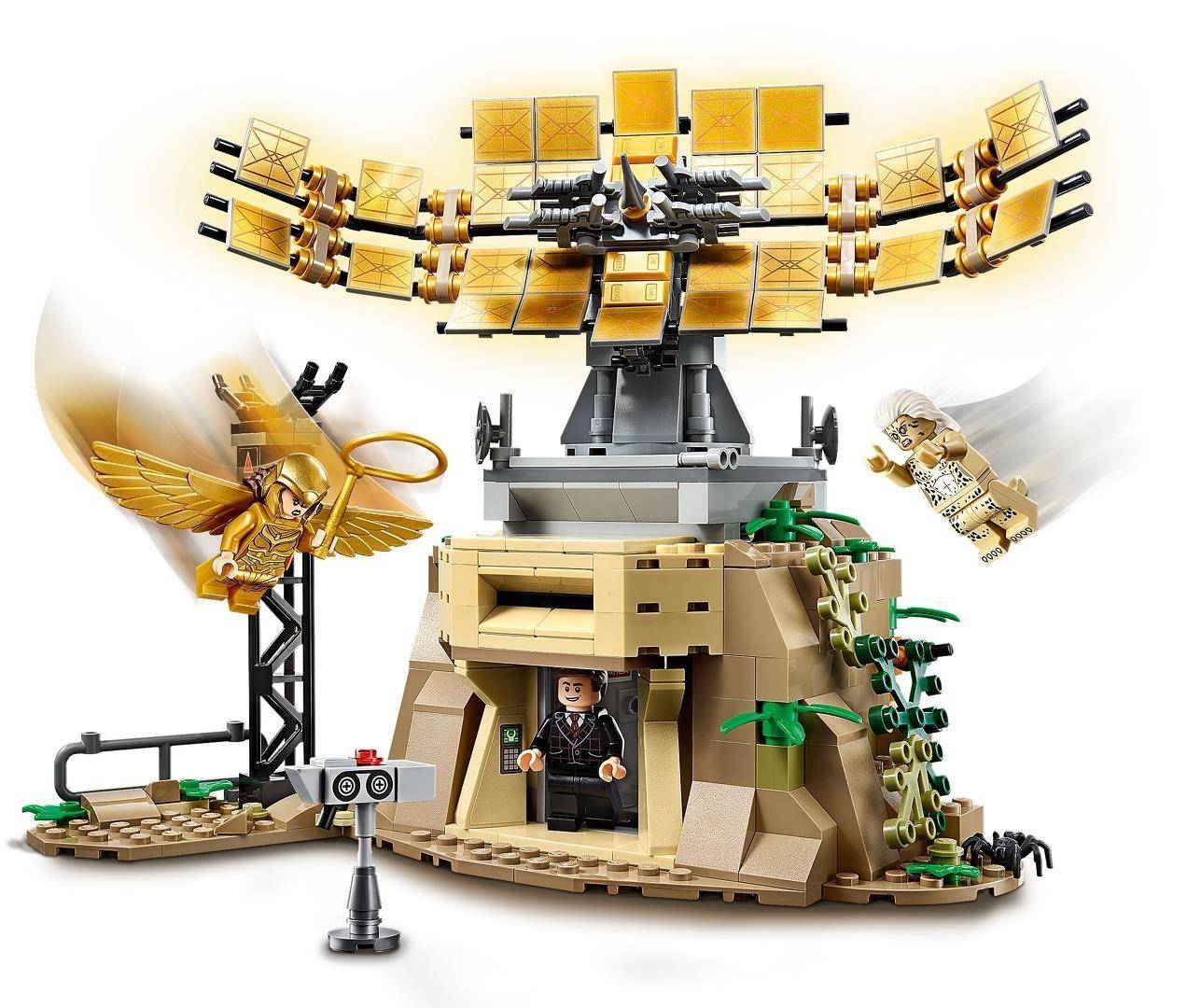 LEGO-Szenerie eines Wüstenverstecks mit einer großen goldenen Satellitenschüssel, einer Minifigur am Höhleneingang und fliegenden goldenen Figuren um die Basis herum.