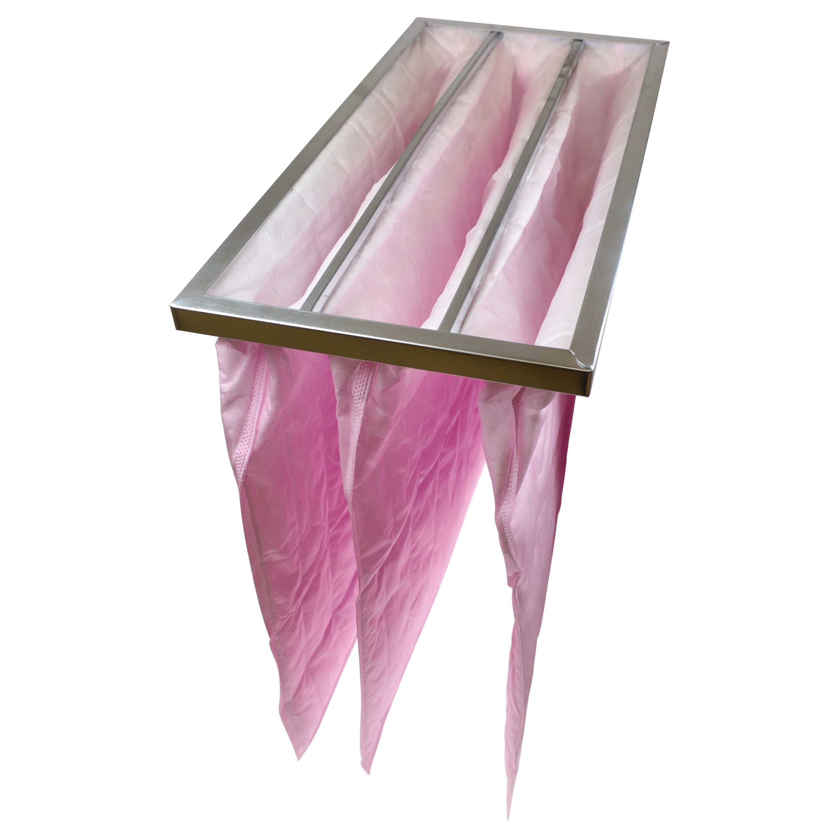 Dreiflutiges Metallfiltergestell mit rosa Filterbeuteln aus Stoff, die darunter hängen, für Luft- oder Flüssigkeitsfiltration verwendet.