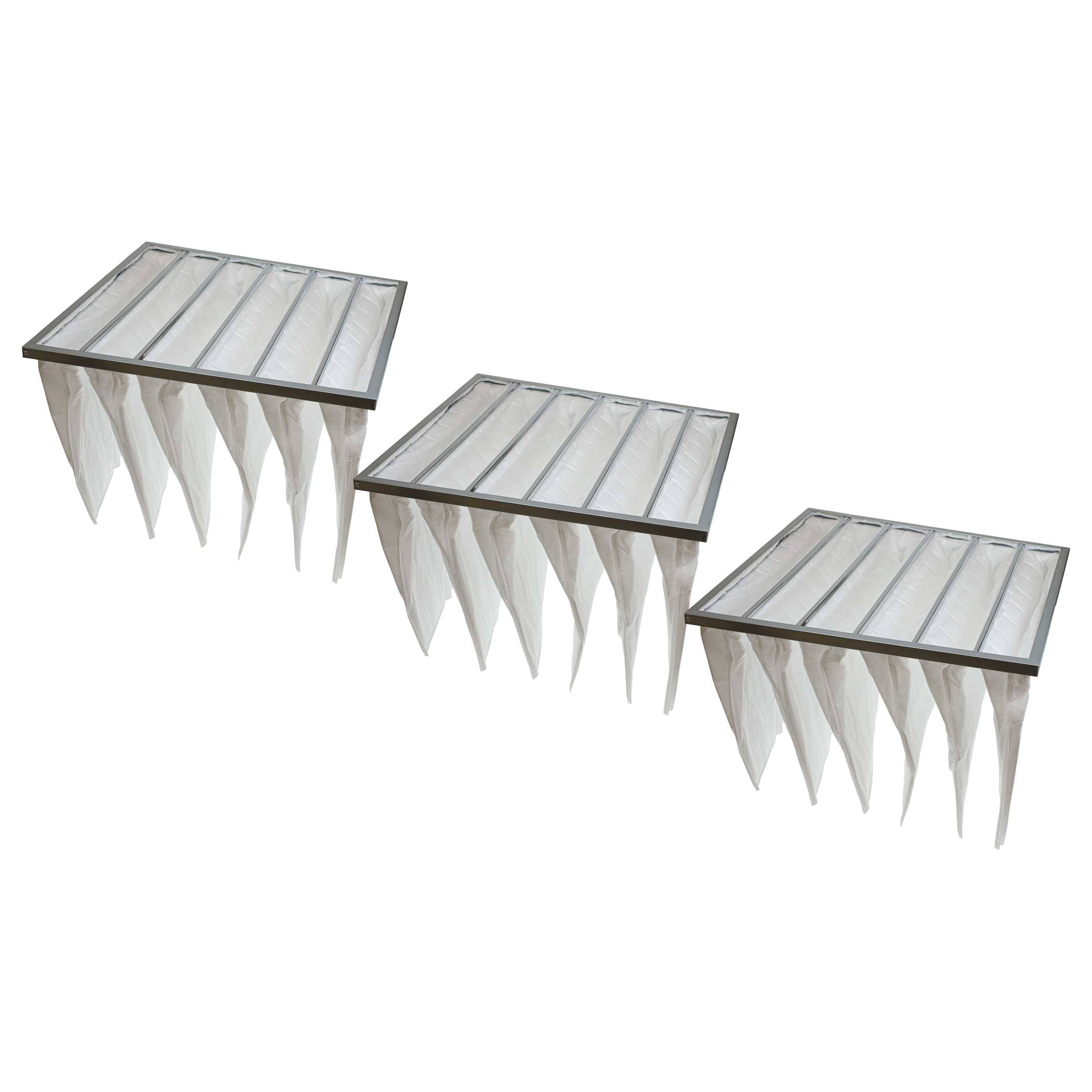 Drei rechteckige Filterplatten mit Falten, die in perspektivischer Ansicht dargestellt sind, jede mit einem Metallrahmen und weißem Filtermedium, diagonal auf weißem Hintergrund angeordnet.