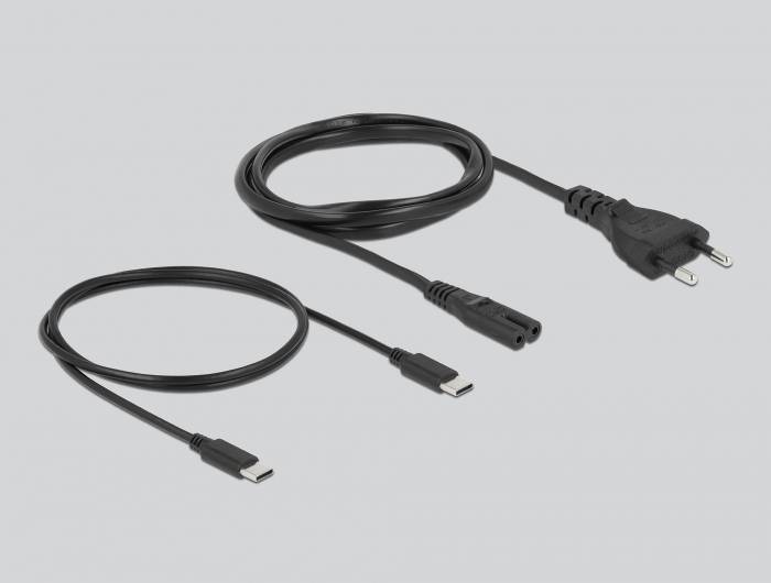 Zwei schwarze Strom-/Ladekabel auf grauem Hintergrund, eines mit zweipoliger Steckdose und USB-C-Anschluss, das andere mit zweipoliger Steckdose und Micro-USB-Anschluss.