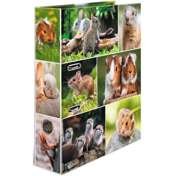 Collage von kleinen Tieren, hauptsächlich Kaninchen, Meerschweinchen und Mäuse, angeordnet auf einem 3D-Buchcover vor einem grünen Außenhintergrund.