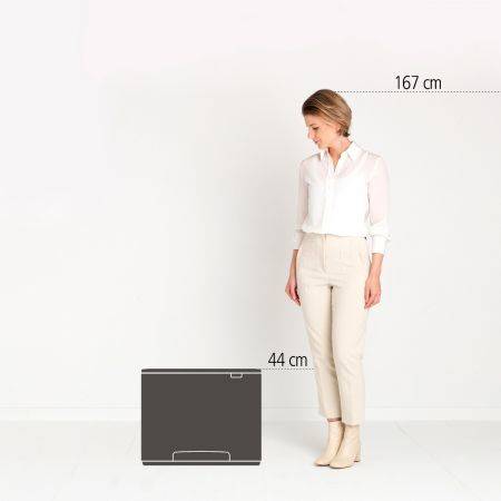 Frau neben einer Schachtel zur Größenangabe stehend, markiert 167 cm groß und 44 cm breit, vor einem schlichten weißen Hintergrund.
