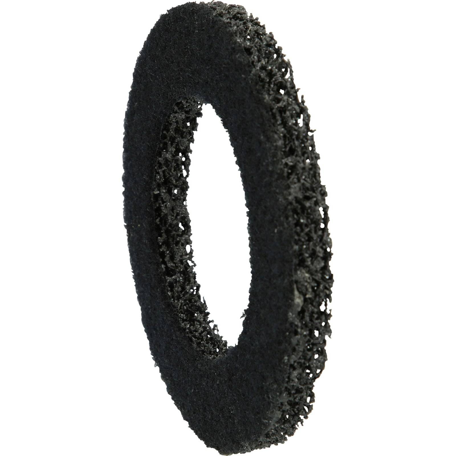 Ein kreisförmiges, schwarzes Schleifpad mit einer rauen, strukturierten Oberfläche, das zum Schleifen oder Entfernen von Materialien von Oberflächen entwickelt wurde.