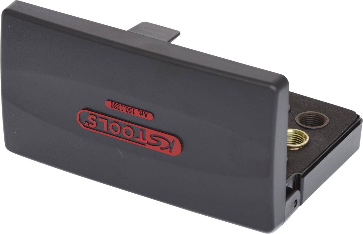 Ein schwarzes KSTools-Maßband teilweise ausgefahren, mit metrischen Messeinheiten und einer Metallklemme an der Seite zur Befestigung.