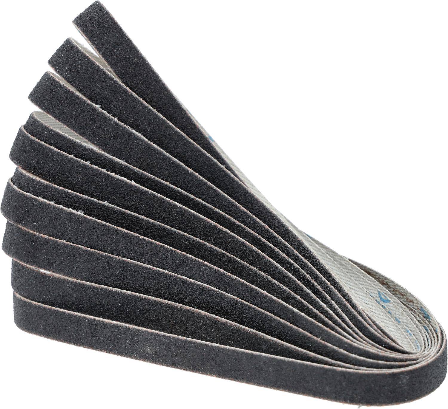 Stapel schwarzer Schleifpapierblätter, die fächerförmig ausgebreitet sind und ihre strukturierte Oberfläche zeigen.