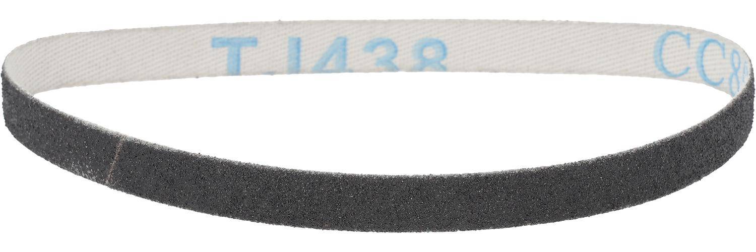 Ein Nahaufnahmebild eines texturierten schwarzen Gürtels mit einer teilweisen Ansicht von schwach sichtbaren blauen Zeichen. Der Gürtel hat eine raue, körnige Oberfläche.