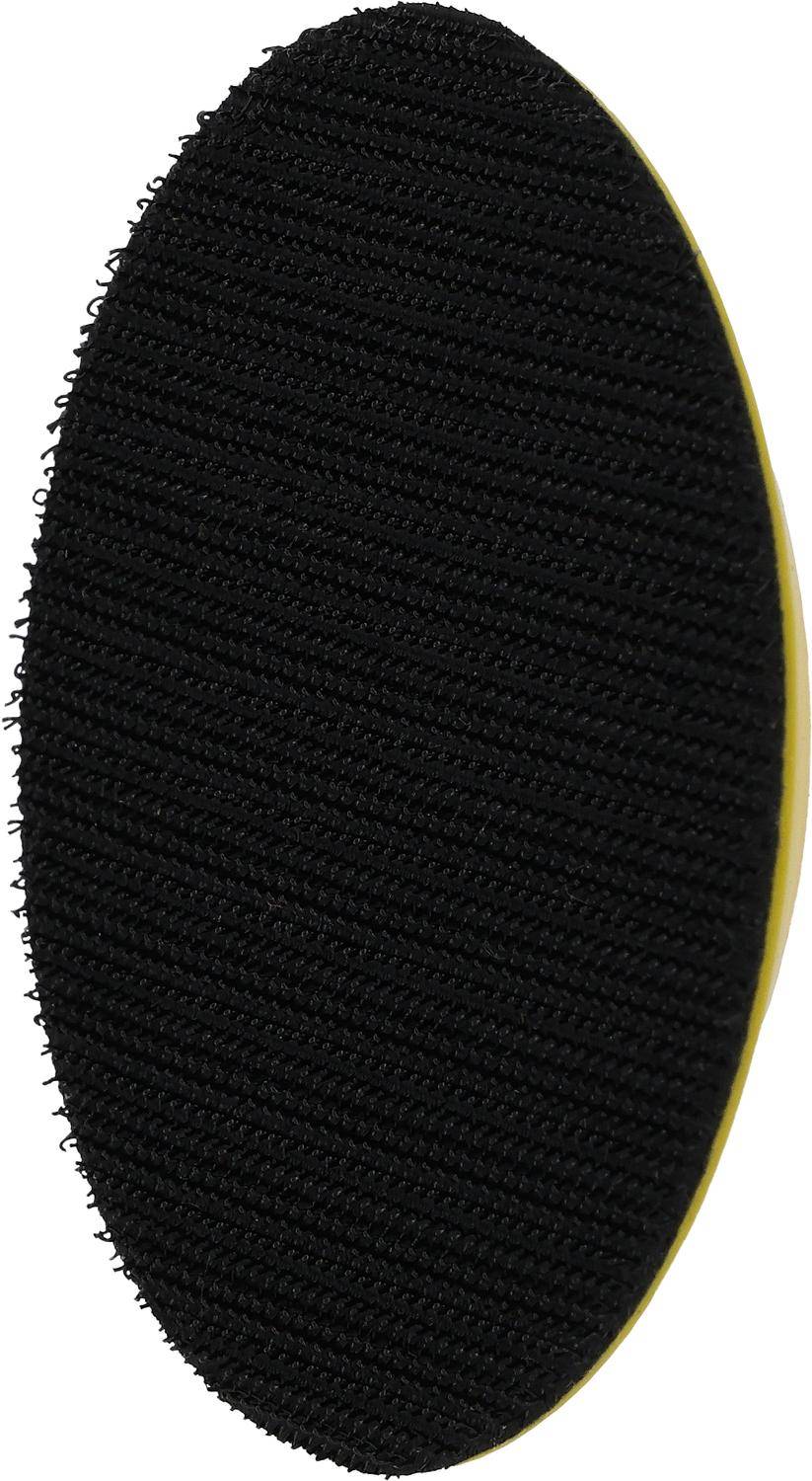 Nahaufnahme eines strukturierten schwarzen kreisförmigen Bürstenkopfes mit einem gelben Rand, höchstwahrscheinlich ein Reinigungs- oder Schrubbwerkzeug, mit Betonung des Borstenmuster.