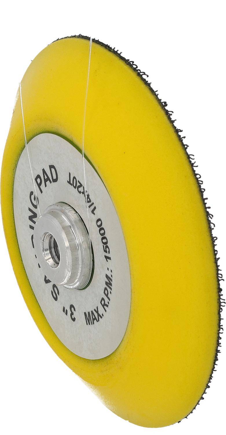 Eine Nahaufnahme eines gelben Polierpolsters, das an einem Werkzeug befestigt ist, mit den Worten 'Schleifpad, Max. Drehzahl: 15000' auf der Scheibe.