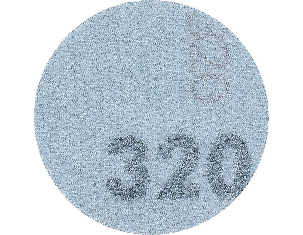 „Eine runde, hellblaue Schleifpapier-Scheibe mit der Zahl ‚320', die in großen, dunkelgrauen Buchstaben gedruckt ist und die Korngröße für Schleifarbeiten anzeigt.