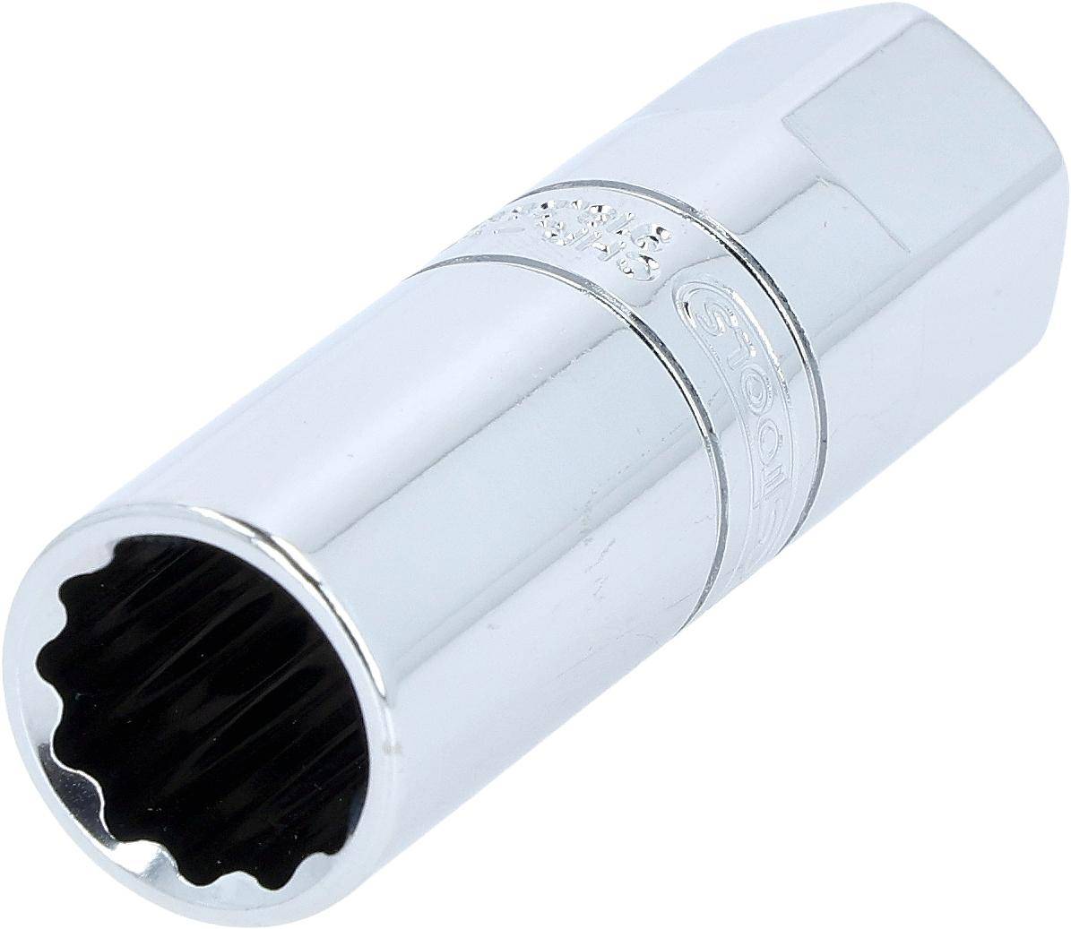 Ein Chrom-Steckschlüssel-Einsatz mit einer glatten, reflektierenden Oberfläche und gerilltem Innenbereich, der zum Anziehen oder Lösen von Schrauben und Muttern verwendet wird.