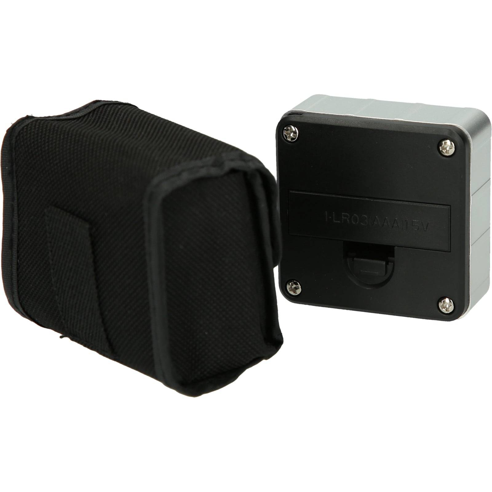 Schwarzer Schutzkoffer und ein kleines rechteckiges Gerät mit sichtbarem Rückenpanel, das Schrauben und ein Batteriefach aufweist.