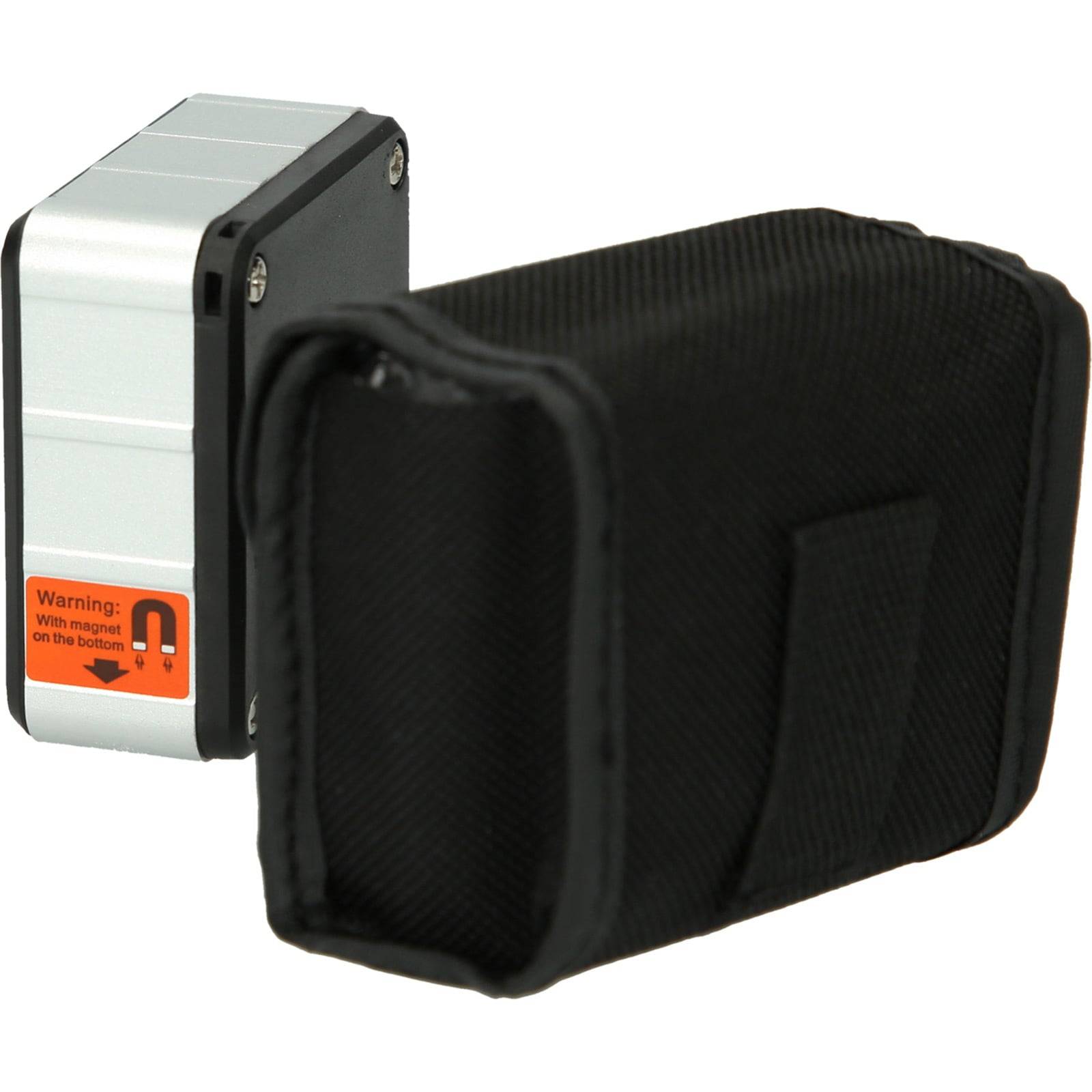 Ein kleines, rechteckiges elektronisches Gerät mit schwarzer und silberner Außenseite wird zusammen mit einem schwarzen Stoffetui, beide mit Befestigungsriemen, gezeigt.