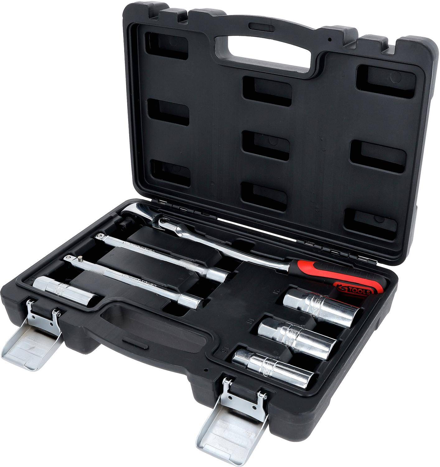 Ein schwarzer Koffer, der einen Satz silberner Steckschlüssel, Knarren und Verlängerungen enthält, sauber und ordentlich für den Automobilgebrauch arrangiert.