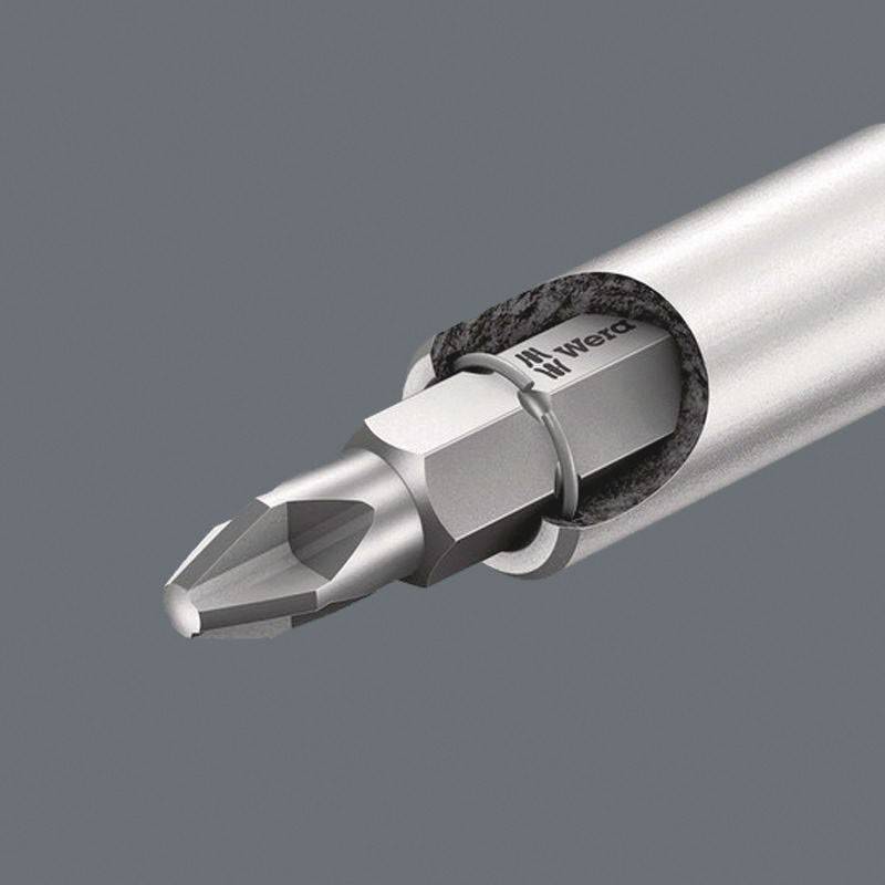 Nahaufnahme einer Torx-Bit-Spitze, die teilweise in ein Metallgehäuse eingesetzt ist und das Design und die präzise Handwerkskunst des Werkzeugs hervorhebt.