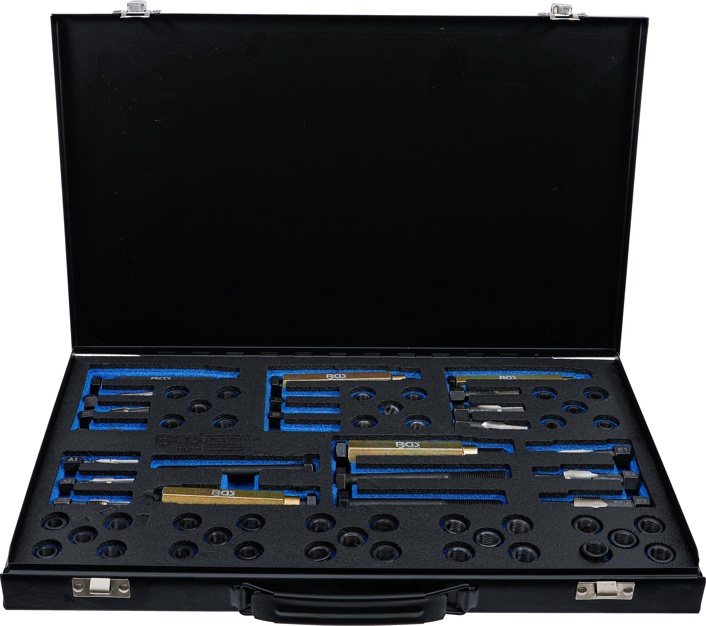 Ein schwarzer Koffer mit verschiedenen Präzisionsmessinstrumenten, die in Schaumstoffkompartimenten angeordnet sind, einschließlich Schieblehren und Endmaße.