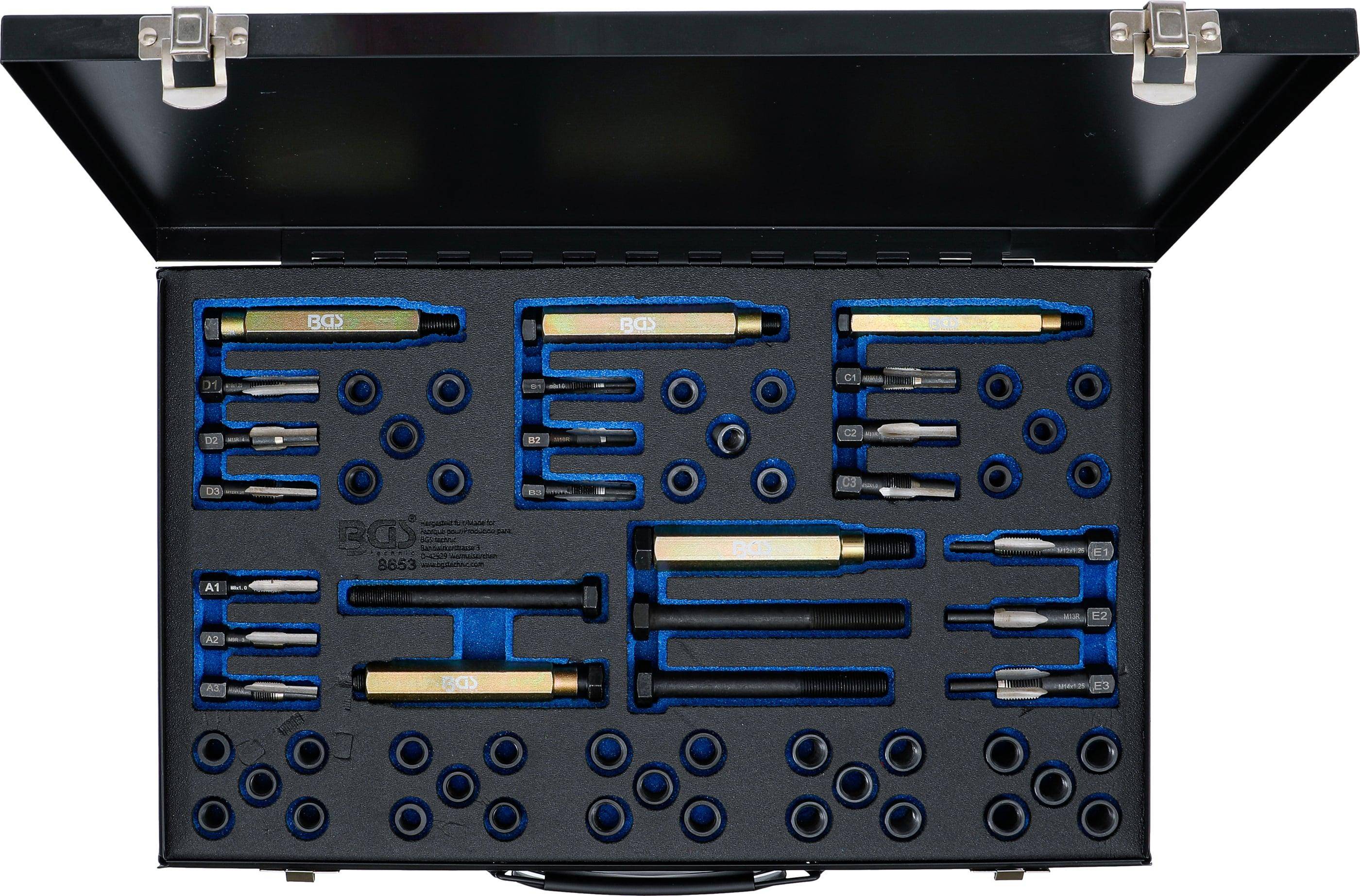 Ein ordentlich angeordnetes Werkzeugsortiment in einem schwarzen Koffer mit verschiedenen Steckernippeln und Bits, die in Schaumstoffaussparungen organisiert sind für einfachen Zugriff.