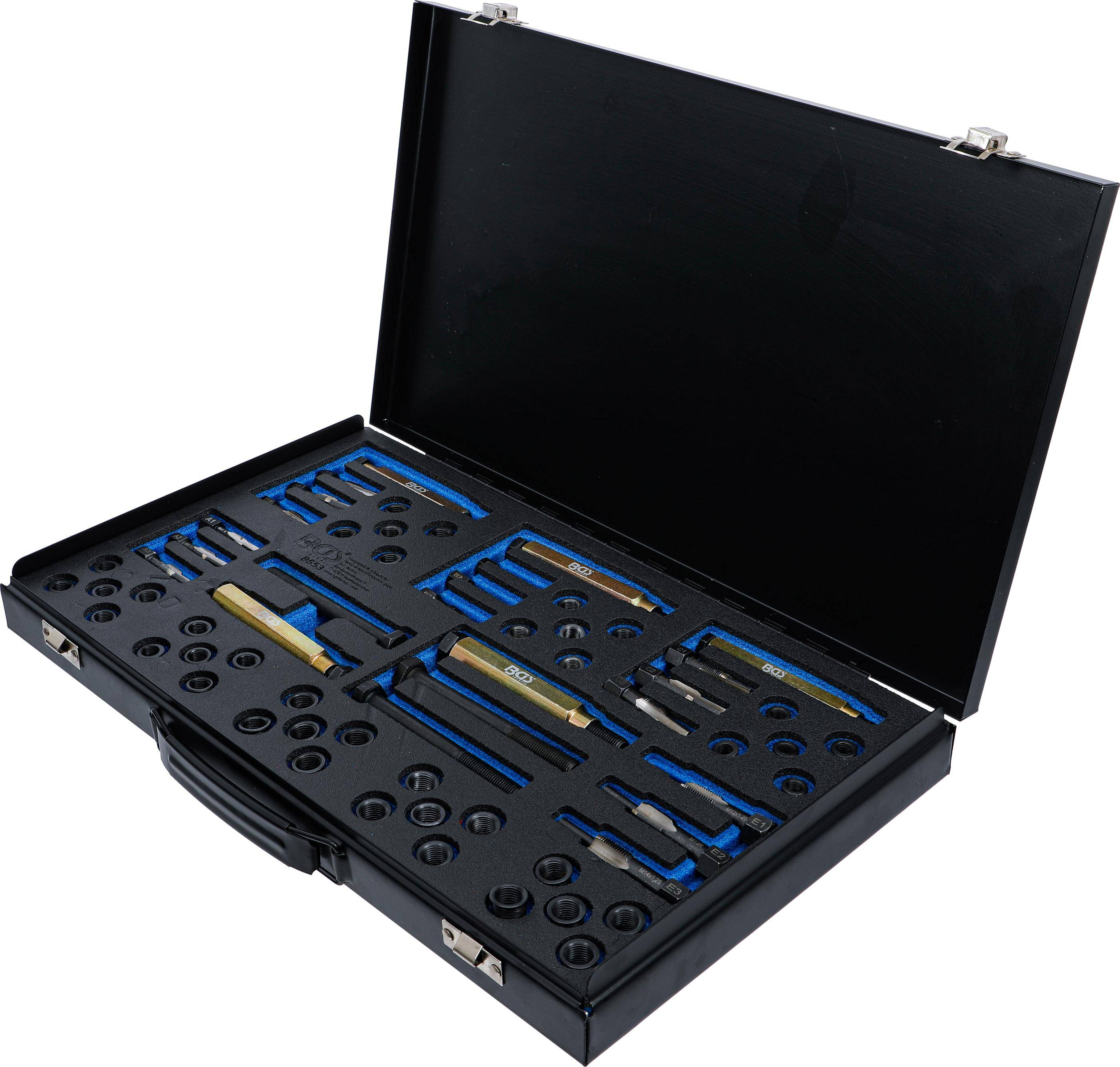 Ein offenes schwarzes Etui zeigt einen Satz von Präzisionswerkzeugen, die in Schaumstoffausschnitten organisiert sind, verwendet für detaillierte mechanische oder technische Arbeiten.