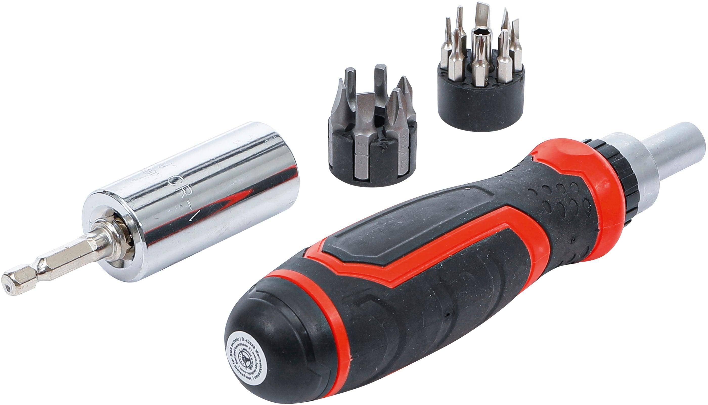 Ein Schraubendreherset mit rot-schwarzem Griff, abnehmbarer Buchse und verschiedenen austauschbaren Bits, angeordnet auf einer weißen Oberfläche.