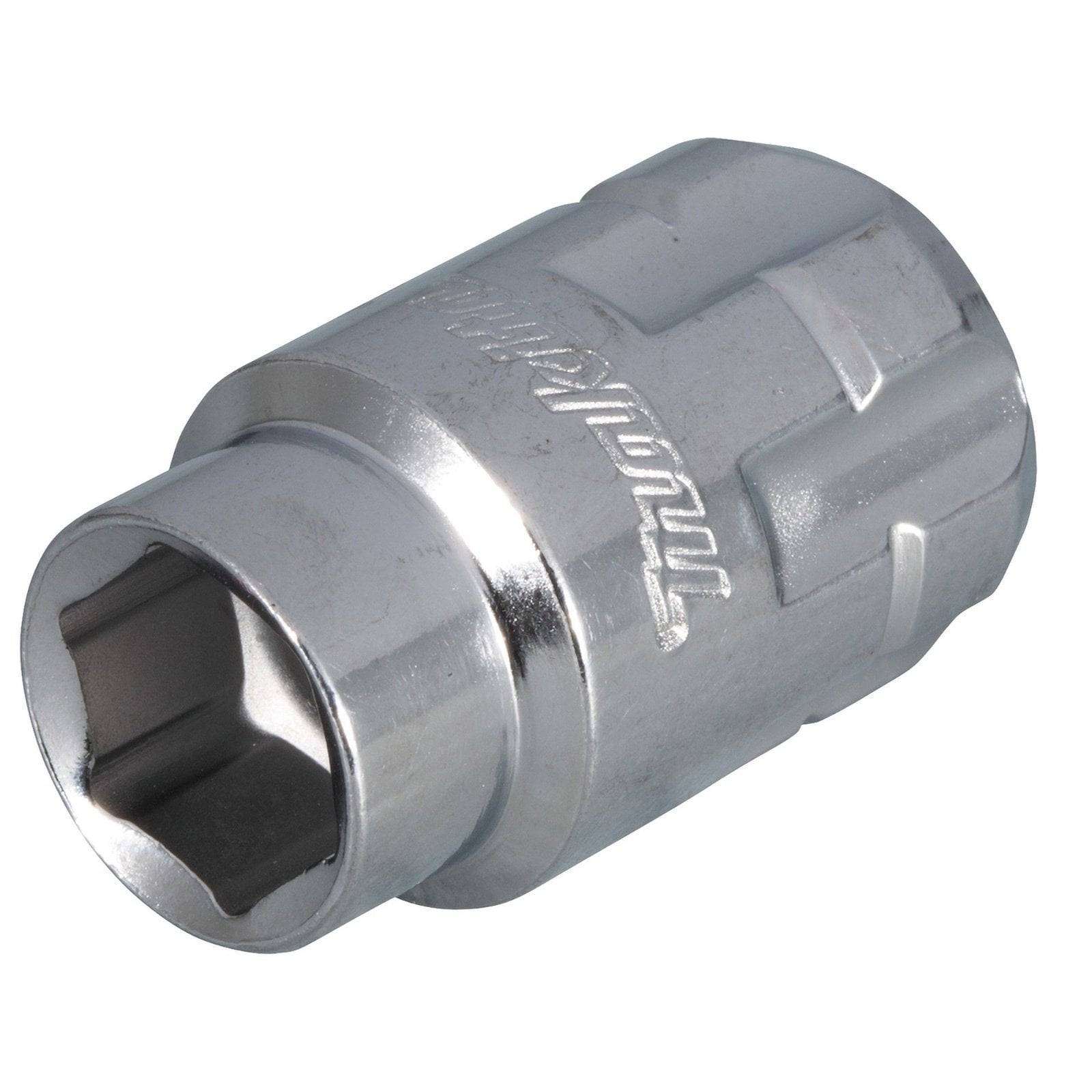 Ein silberner Metallradmuttern-Schlüssel-Adapter, entwickelt zur Verwendung mit Radmuttern von Fahrzeugen und ausgestattet mit einer sechseckigen Sockelöffnung.