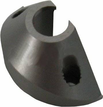 Nahaufnahme einer grauen Metallklemme oder Manschette mit einer C-förmigen Öffnung, einem Gewindeloch und einem kleinen Schlitz oben.