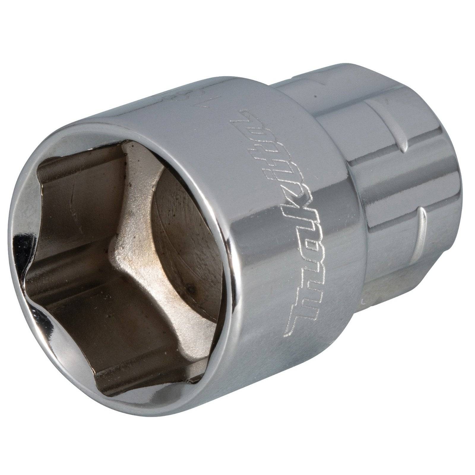 Ein glänzender metallischer Steckschlüsseleinsatz mit einer sechseckigen Öffnung, geeignet für verschiedene Schraubengrößen. Der Markenname ist seitlich eingraviert.