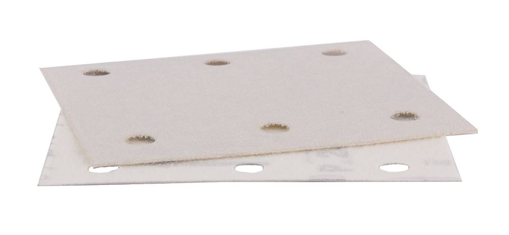 Stapel von zwei rechteckigen Schleifpapierblättern, eines beige und eines weiß, auf einem einfachen Hintergrund dargestellt.