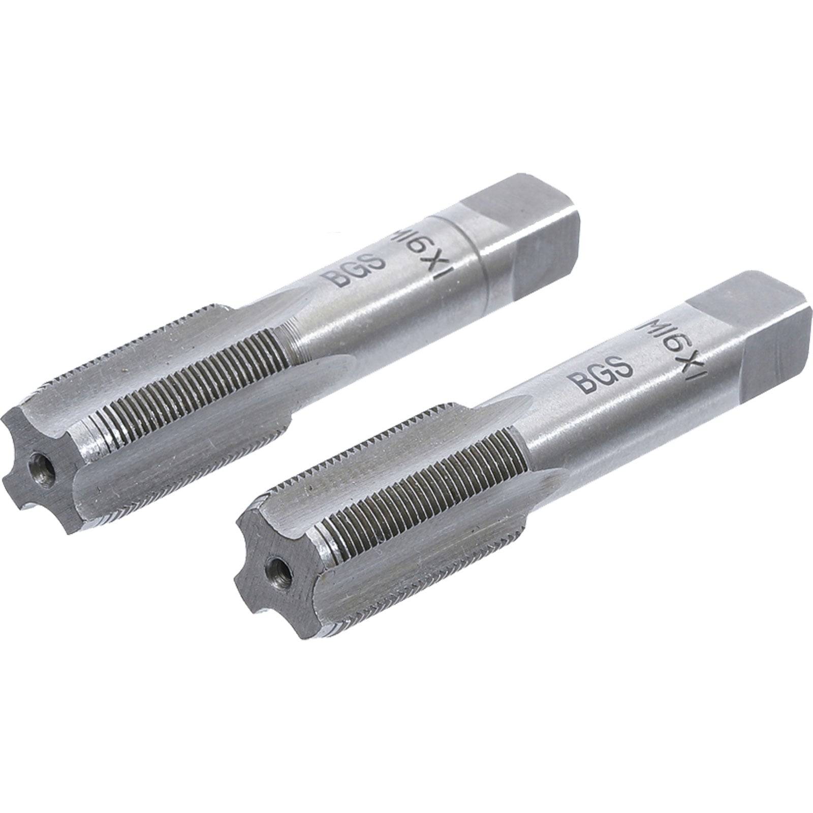 Zwei Gewindebohrer aus Metall, beschriftet mit 'M16 x 1' und 'BGS'. Diese Werkzeuge werden zum Erstellen oder Reparieren von Innengewinden in Materialien verwendet.