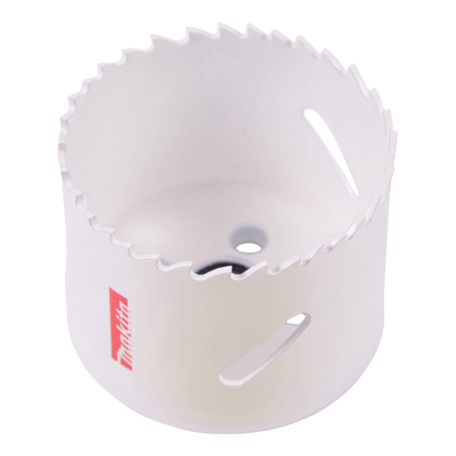 Eine weiße Makita-Lochsäge mit scharfen Zähnen, die zum Durchschneiden von Materialien entwickelt wurde und seitliche Belüftungsöffnungen sowie ein rotes Markenlogo aufweist.
