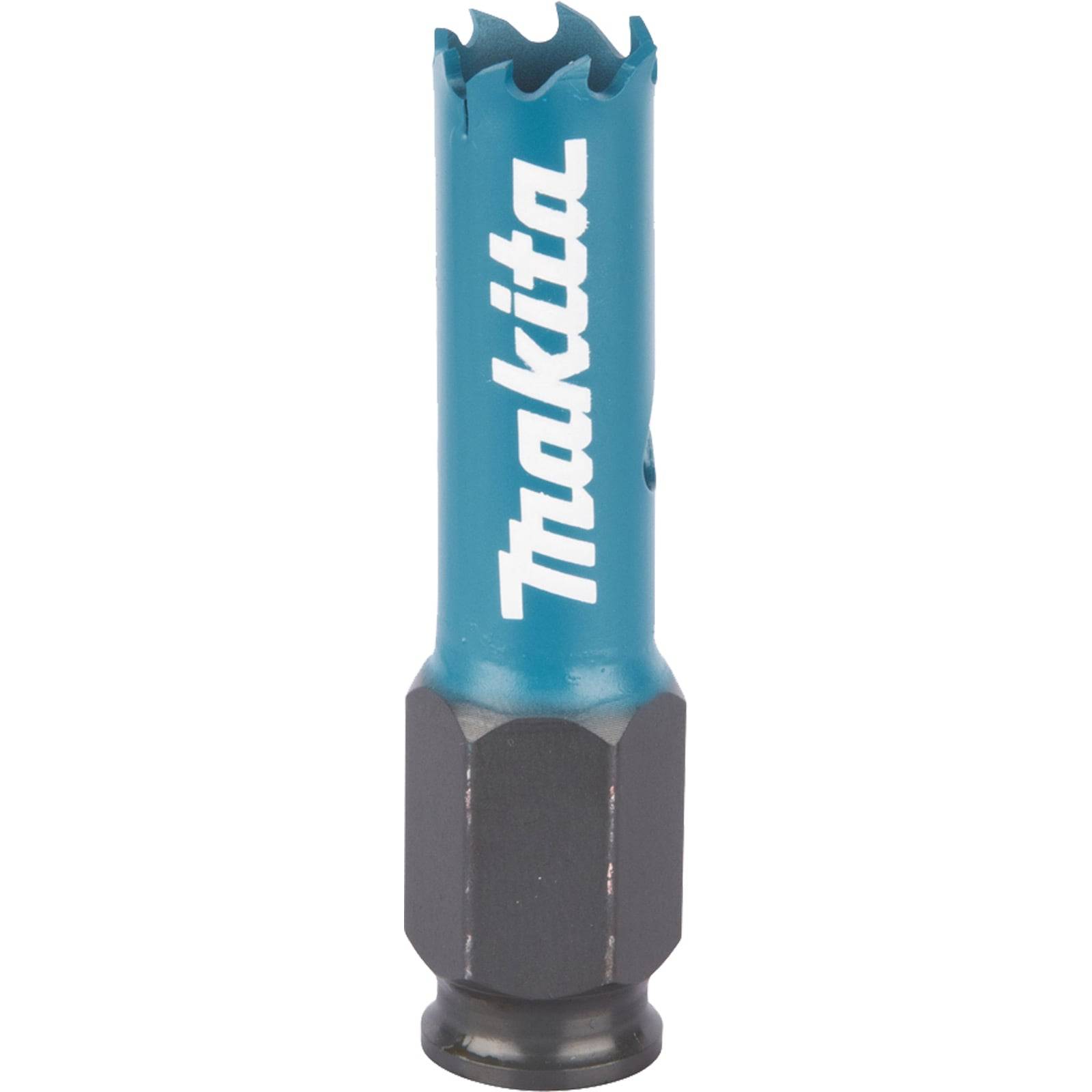 Eine blaue und schwarze Makita-Lochsäge mit gezackter Kante, verwendet zum Schneiden von Materialien. Das Makita-Logo ist prominent an der Seite angebracht.