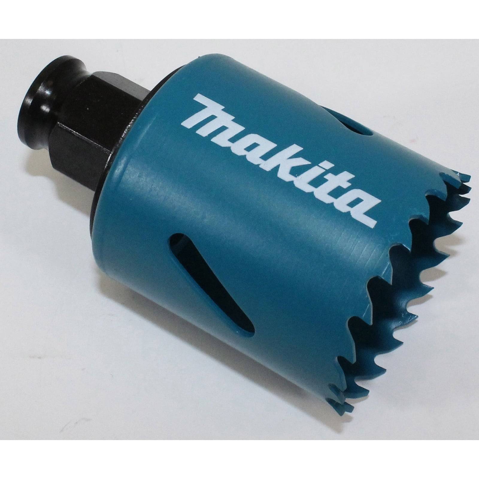 Eine blaue Makita Lochsäge mit gezackter Kante, die zum Schneiden von kreisrunden Löchern in verschiedenen Materialien entwickelt wurde.