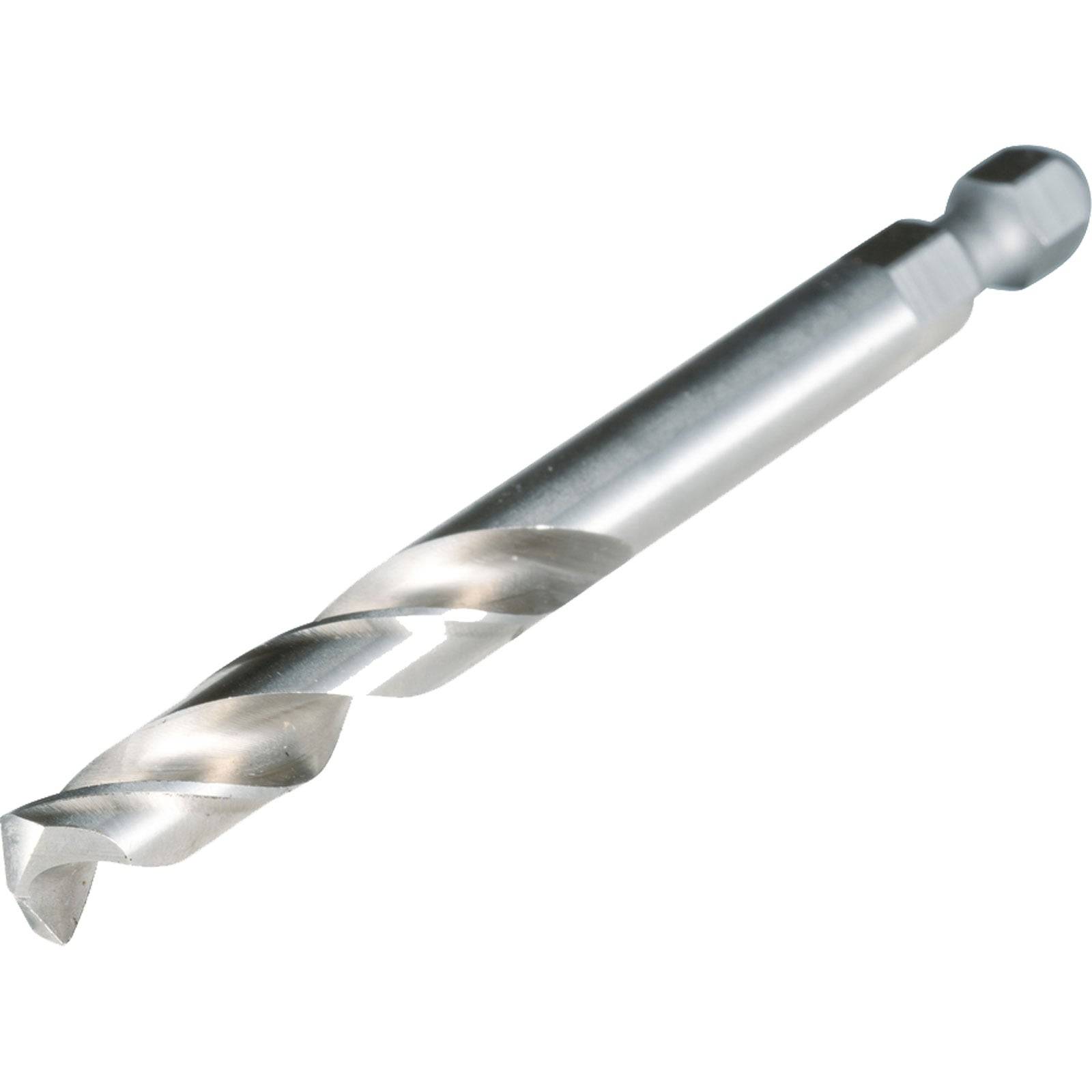 Eine glänzende, silberne Bohrerspitze mit einer Spiralnut, von einem Winkel aus betrachtet, vor einem einfarbigen Hintergrund.
